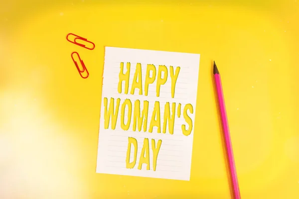 Escrita de mão conceitual mostrando Happy Woman S Day. Texto de foto de negócios para comemorar a essência de cada senhora ao redor do mundo Pilha de papéis vazios com espaço de cópia na mesa . — Fotografia de Stock