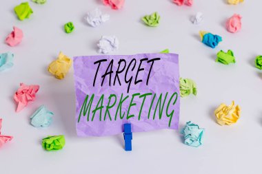 Kelime yazma, hedef pazarlama. Pazarlamacılar için iş kavramı en önemli görev ayrıca strateji satın almada da kullanılmaktadır. Renkli buruşmuş kağıtlar boş hatırlatıcı beyaz zemin çamaşır mandalı.