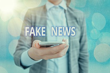 Sahte haberleri gösteren kavramsal el yazısı. Gerçek haber olma kisvesi altında yayınlanan sahte bilgilerin yer aldığı iş fotoğrafı iş dünyasının önemli ayrıntılarını gösteren dokunmatik ekran dijital işaretleme.