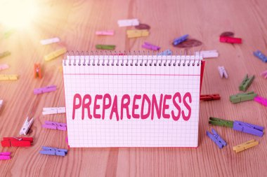 El yazısı metni hazırlığı. Beklenmedik olaylar için hazırlanma kalitesi ya da durumu kavramı Renkli çamaşır iğnesi kağıtları boş hatırlatıcı ahşap zemin arka plan ofisi.