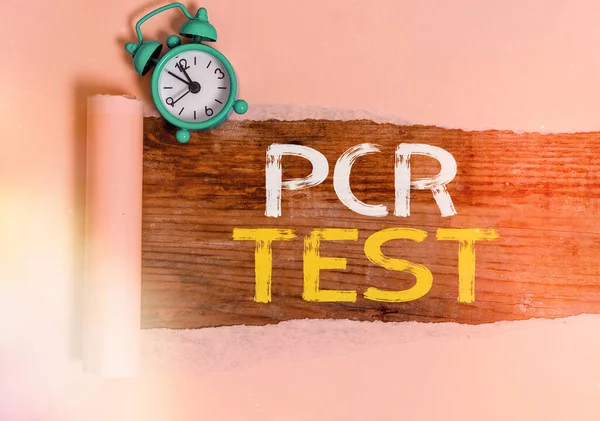 Znak tekstowy pokazujący test Pcr. Koncepcyjne zdjęcie jakościowe wykrywania genomu wirusowego w krótkim seqeunce DNA Rolled rozdarty karton umieszczony nad drewnianym klasycznym tle tabeli. — Zdjęcie stockowe