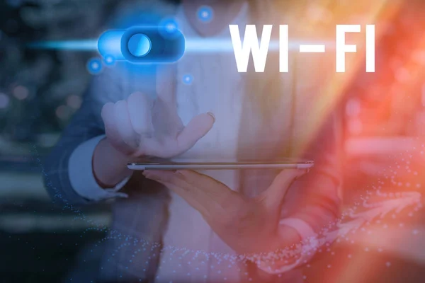 Textskylt som visar Wi-Fi. Konceptuell bild det ger trådlös höghastighetsinternet och nätverksanslutningar. — Stockfoto