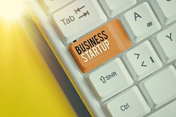 비즈니스 창업에 관한 글쓰기. 상업 활동을 시작하는 첫 단계에서 의미하는 것. — 스톡 사진