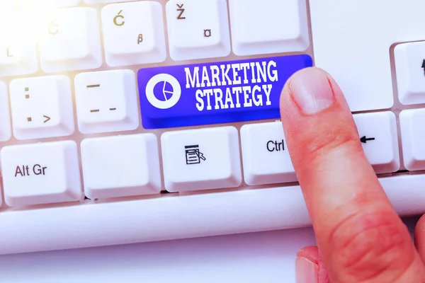 Handschriftliche Text Marketing-Strategie. Konzept bedeutet Aktionsplan zur Förderung und zum Verkauf von Produkten. — Stockfoto