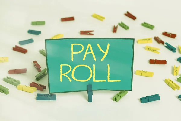 Parola di scrittura del testo Pay Roll. Business concept per l'elaborazione fiscale e contabile per calcolare il pagamento dello stipendio Carte colorate molletta vuoto promemoria pavimento bianco fondo ufficio. — Foto Stock