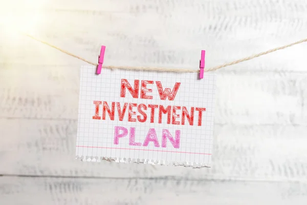 Nota di scrittura che mostra il Nuovo Piano di Investimento. Business foto che mostra gli obiettivi finanziari e gli obiettivi con le risorse finanziarie Clothesline clothespin rettangolo a forma di carta promemoria scrivania in legno bianco. — Foto Stock