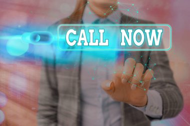 Kelime yazma mesajı Call Now. İş konsepti, bir şey üzerinde görüşmek için hemen bir iletişim numarası tuşlamak.