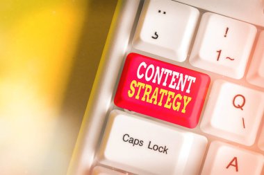 El yazısı içerik stratejisi. Alıcı çekmek için dağıtılmış önemli pazarlama yaklaşımı kavramı.