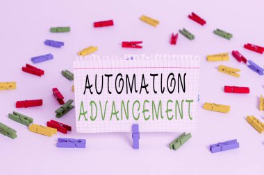 Otomasyon İlerlemesini gösteren bir not yazıyorum. Çalışma ekipmanları için kontrol sistemlerinin büyüme oranını gösteren iş fotoğrafı Renkli çamaşır iğnesi kağıtları boş hatırlatıcı beyaz zemin arka plan ofisi.