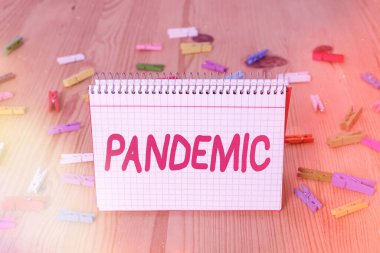 El yazısı salgını. Geniş bir alanda meydana gelen kavram anlamı nüfusun yüksek oranını etkiler Renkli çamaşır iğnesi kağıtları boş hatırlatıcı ahşap zemin arka plan ofisi.