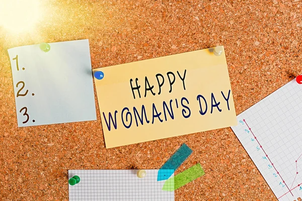 Palavra escrita texto Happy Woman S Day. Conceito de negócio para comemorar a essência de cada senhora ao redor do mundo Corkboard tamanho de cor papel pino tack placa de aviso de placa de cartaz . — Fotografia de Stock