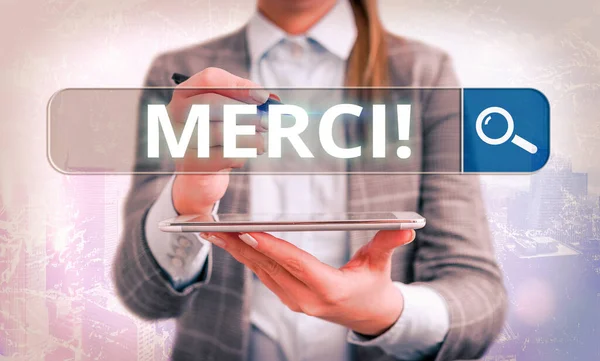 Píšu text Merci. Obchodní koncept pro poděkování ve francouzštině, co se říká, když vám někdo pomůže ve Francii. — Stock fotografie