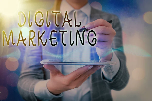 Scrittura di testi a mano Digital Marketing. Concetto che significa promozione di prodotti o marchi utilizzando dispositivi elettronici. — Foto Stock