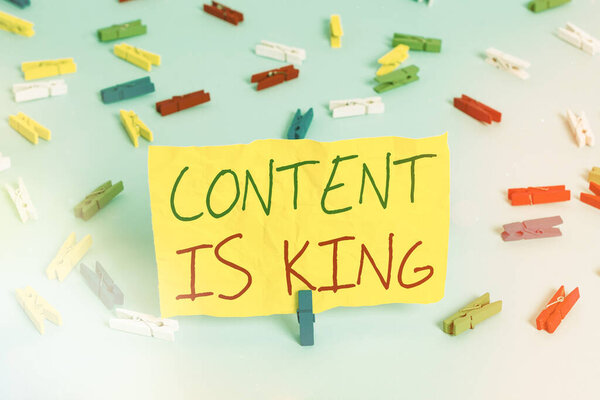 Письменный почерк Содержание короля. Концепция, означающая онлайн рекламную стратегию Поисковая система Маркетинг Цветной одежды бумаги пустой напоминание синий пол фоновый офисный значок
.