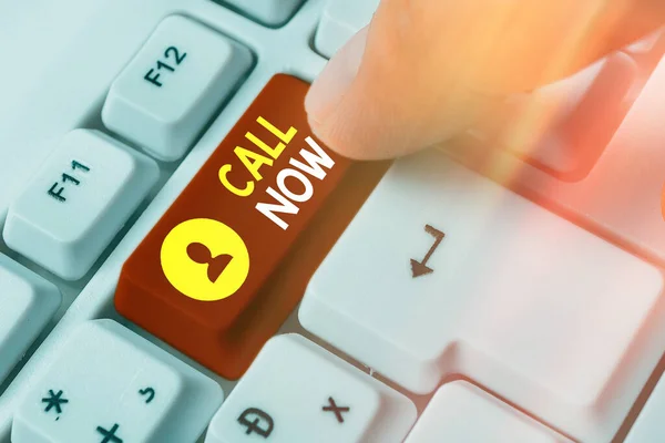 Signo de texto que muestra Call Now. Foto conceptual Marcando un número de contacto inmediatamente para discutir sobre algo . — Foto de Stock