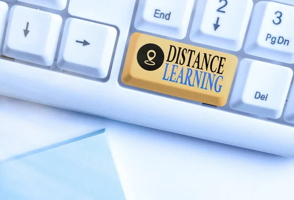 Texte d'écriture Word Distance Learning. Concept d'entreprise pour les conférences éducatives diffusées sur Internet à distance Clavier pc blanc avec papier de note vide au-dessus de l'espace de copie à clé blanche. — Photo