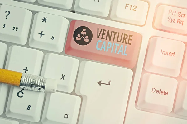 벤처 캐피탈 (Venture Capital) 이라는 문자를 쓴다. 신제품의 소유권에 대한 투자를 위한 비즈니스 개념. — 스톡 사진