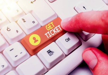 Get Ticket 'ı gösteren kavramsal el yazısı. Belirli bir olay veya gezi için önemli bir geçit kartı elde etmek için iş fotoğrafı sergisi.