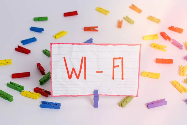 Fogalmi kézírás Wi-Fi-t mutat. Üzleti fotó szöveg biztosítja a vezeték nélküli nagy sebességű Internet és hálózati kapcsolatok Színes ruhacsap papírok üres emlékeztető fehér padló iroda. — Stock Fotó