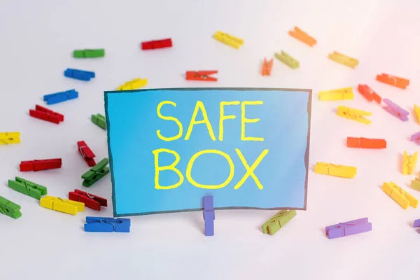 Ordskrivning text Safe Box. Affärsidé för ett metallskåp där värdefulla dokument förvaras Färgade klädnypor tomma påminnelse vit golv bakgrund kontor. — Stockfoto