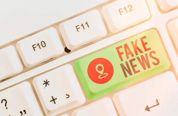 Handschrift tekst schrijven Fake News. Concept betekent valse inhoud gepubliceerd zonder geloofwaardigheid om lezers te misleiden. — Stockfoto