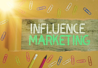 Etki Pazarlamasını gösteren kavramsal el yazısı. Reklamları içeren sosyal medya ticaretinin iş fotoğrafı metni.