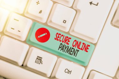 Güvenli Çevrimiçi Ödeme 'yi gösteren not yazılıyor. Güvenli dijital teknolojiyi gösteren iş fotoğrafı havalenin elektronik transferi.