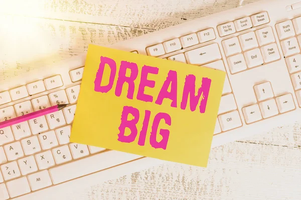 Teksten met Dream Big erop. Conceptuele foto positieve houding om zichzelf te motiveren om hogere doelen na te streven en te bereiken Witte toetsenbord kantoor levert lege rechthoek gevormde papier herinnering hout. — Stockfoto