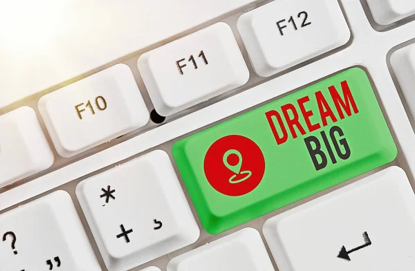 Handschrift tekst schrijven Dream Big. Concept betekent positieve houding om zichzelf te motiveren om hogere doelen na te streven en te bereiken. — Stockfoto