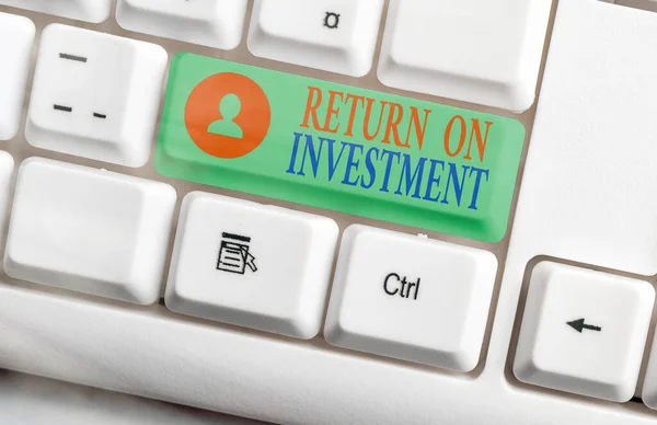 Tekst pisania słów Return On Investment. Koncepcja biznesowa dotycząca przeglądu sprawozdania finansowego lub analizy ryzyka inwestycyjnego. — Zdjęcie stockowe