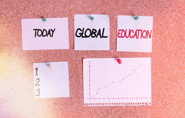 Sinal de texto mostrando Educação Global. Foto conceitual abordagem interdisciplinar para conceitos de aprendizagem necessária Corkboard tamanho de cor papel pino tack placa de aviso de placa de cartaz . — Fotografia de Stock