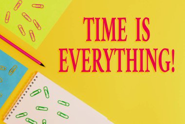 Zaman her şeydir yazan bir mesaj. Zamanın kavramsal fotoğraf önemi bir olayın sonucunu büyük ölçüde etkiler. Boş kağıt sayfaları mesaj kalemleri ciltleri düz renkli arkaplanlar.