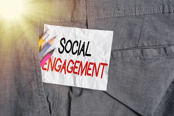 Texte montrant l'engagement social. La photo conceptuelle fait référence au degré de participation à une communauté ou à une société Matériel d'écriture et papier blanc dans la poche intérieure du pantalon de travail de l'homme. — Photo