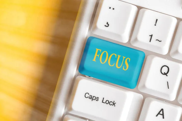Kirjoitan muistilappua, jossa näkyy Focus. Business valokuva esittelee kiinnittää huomiota yksi tietty asia tehdä keskittyä. — kuvapankkivalokuva