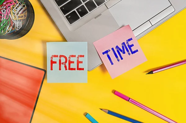 Writing note showing Free Time. Business photo showcasing allotted for enjoying an individualal activities and relaxation Laptop notes clips container notepad pencils markers colored background. — Stock Photo, Image