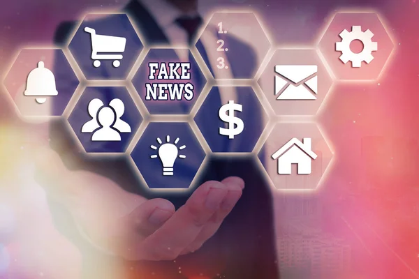 Word writing text Fake News. Geschäftskonzept für falsche Inhalte, die ohne Glaubwürdigkeit veröffentlicht werden, um Leser zu täuschen. — Stockfoto