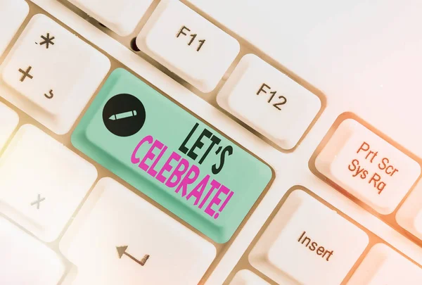 Écriture conceptuelle montrant Lets Celebrate. Photo d'affaires mettant en valeur pour marquer une journée spéciale ou pour donner une fête après le succès. — Photo