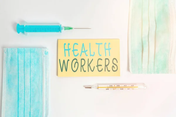 Εννοιολογική γραφή στο χέρι που δείχνει τους εργαζόμενους στην υγεία. Επαγγελματική φωτογραφία που δείχνει ποιανού δουλειά είναι να προστατεύει την υγεία των κοινοτήτων τους Σύνολο ιατρικού εξοπλισμού με σημειωματάριο για την αξιολόγηση της υγείας. — Φωτογραφία Αρχείου