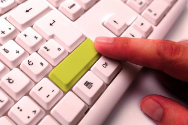 Not ve Klavyeli İş Konsepti. Boş Kopya Boşluğu Beyaz Kopyalama Cpace 'inin üzerinde Renkli Pc Mock Klavyesini Yapıştır. Metin İletisi için Boş Model Boşluğu.