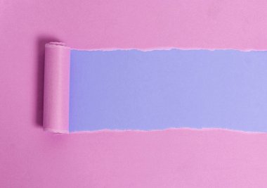 Çalar saati ve çivileri ahşap masanın üzerine yerleştirilmiş rulo şeklinde sökülmüş karton. Ahşap bir zemindeki kalın yırtık kağıt. Flat Lays Fotoğrafçılığı Düzenleme Sanatsal Yolu