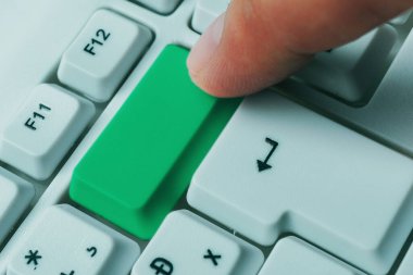 Not ve Klavyeli İş Konsepti. Boş Kopya Boşluğu Beyaz Kopyalama Cpace 'inin üzerinde Renkli Pc Mock Klavyesini Yapıştır. Metin İletisi için Boş Model Boşluğu.