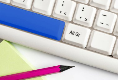 Boş kopya alanı arkaplan kopyalama alanının üzerinde düzenlenmiş olan yeniden renklendirilmiş PC model klavye. Not ve klavyeli iş konsepti. Tanıtım içeriği için boş model alanı