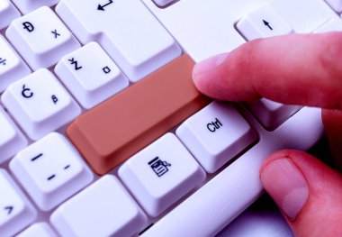 Not ve Klavyeli İş Konsepti. Boş Kopya Boşluğu Beyaz Kopyalama Cpace 'inin üzerinde Renkli Pc Mock Klavyesini Yapıştır. Metin İletisi için Boş Model Boşluğu.