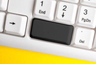 Boş kopya alanı arkaplan kopyalama alanının üzerinde düzenlenmiş olan yeniden renklendirilmiş PC model klavye. Not ve klavyeli iş konsepti. Tanıtım içeriği için boş model alanı