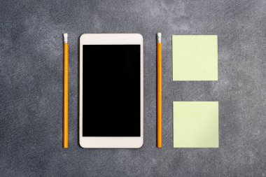 Farklı Renk Etiketi Notları. Kağıt Defteri Aksesuarları ve Okul Malzemeleri Modern Gadget 'lar Farklı Arkaplanda Ayarlandı