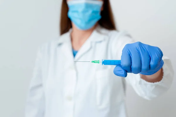 Persona que usa guantes médicos del vestido para realizar el experimento del laboratorio. Detener el tubo de prueba de sangre para el análisis de la condición de salud —  Fotos de Stock