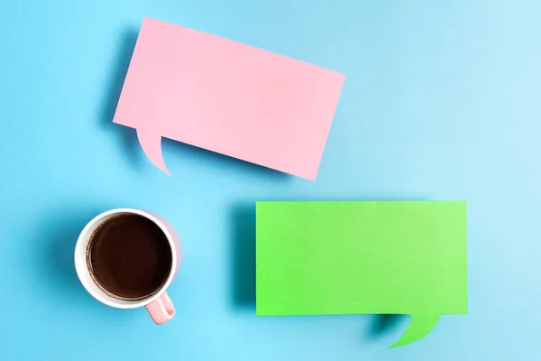 Notas de Memo de adesivo de cores diferentes. Acessórios de caderno de papel e suprimentos escolares com gadgets modernos organizados em diferentes cenários — Fotografia de Stock