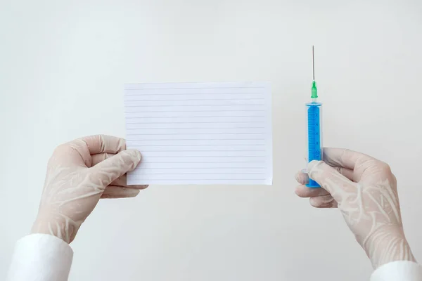 Pessoa vestindo luvas de vestido médico para a realização de experimentos de laboratório. Segurando tubo de teste de sangue para análise de condição de saúde — Fotografia de Stock