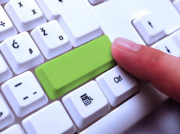 Geschäftskonzept mit Notizen und PC-Tastatur. Bunte PC-Tastatur mit leerem Kopierraum über weißem Kopierschutz. Leere Attrappe für Textnachrichten. Stockbild