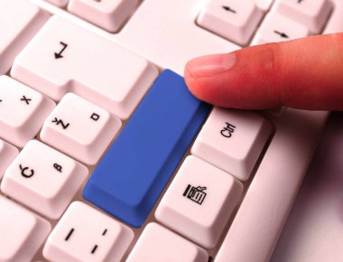 Not ve Klavyeli İş Konsepti. Boş Kopya Boşluğu Beyaz Kopyalama Cpace 'inin üzerinde Renkli Pc Mock Klavyesini Yapıştır. Metin İletisi için Boş Model Boşluğu.